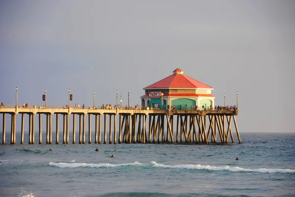 Huntington Beach, California och Förenta staterna - januari 26, 2015: Huntington Beach Pier i solnedgången. — Stockfoto
