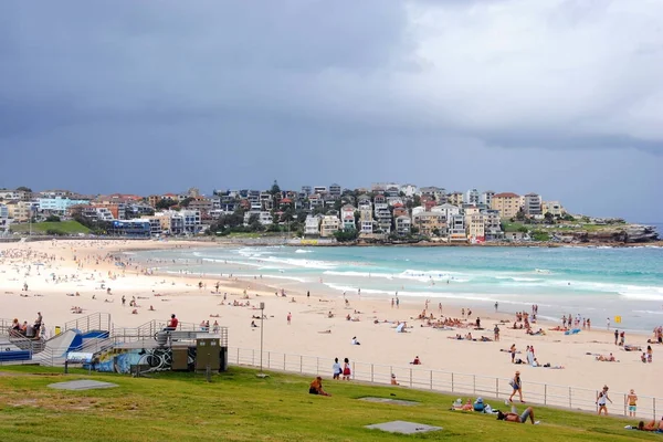 Bondi Beach, Sydney / Avustralya - 2 Şubat 2017: güneşli bir plaj görünümünü. 