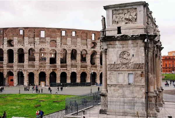 Rome, Olaszország - 2016. február 23.: A Colosseum és az Arch Konstantin oldalnézetből — Stock Fotó