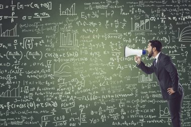 megafon ile bağırarak işadamı