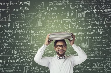 İşadamı taşıma kitap başında