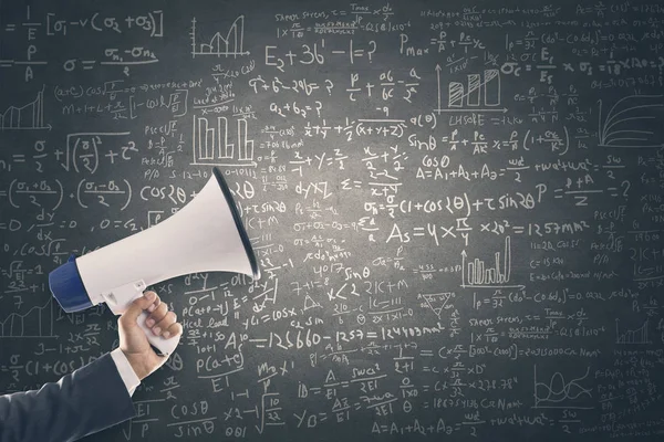 Megáfono con fórmula matemática en pizarra — Foto de Stock