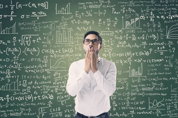 Ağzını kaplayan korkulu işadamı