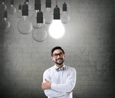 Heyecanlı işadamı ile parlayan ampul