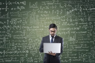 işadamı holding laptop