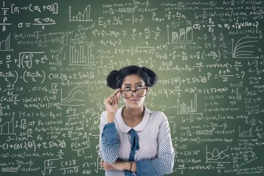 kollarını çapraz işkadını portresi