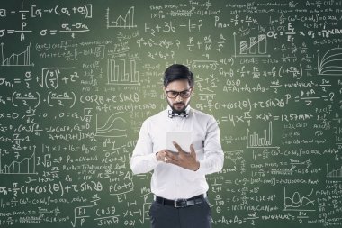 Dijital tablet tutan işadamı