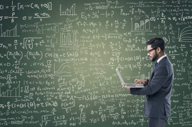 işadamı holding laptop