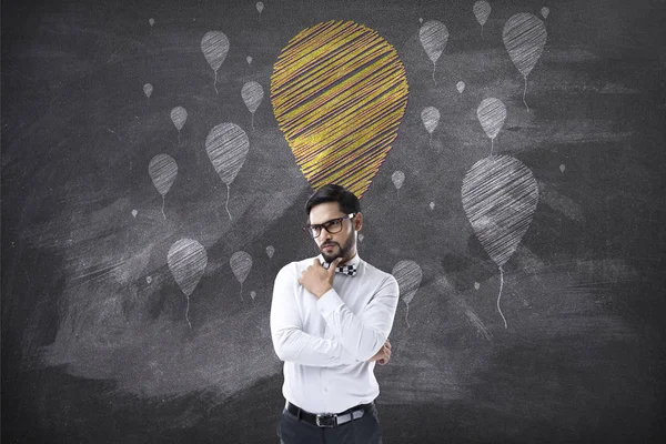 Tebeşir balon simgeleri ararken işadamı portresi