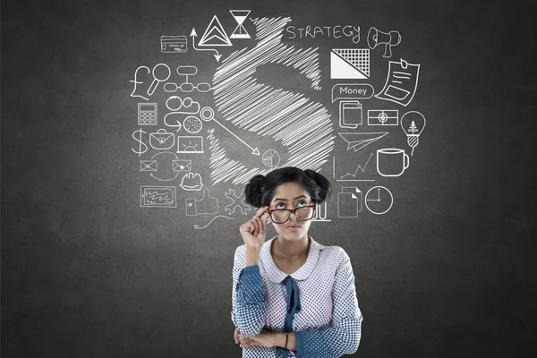 Retrato de mujer de negocios con iconos de negocios y finanzas — Foto de Stock