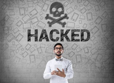 İşadamı saldırıya uğramış sembolü önünde dijital tablet kullanma