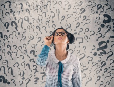 Duvarın önünde şok işadamı