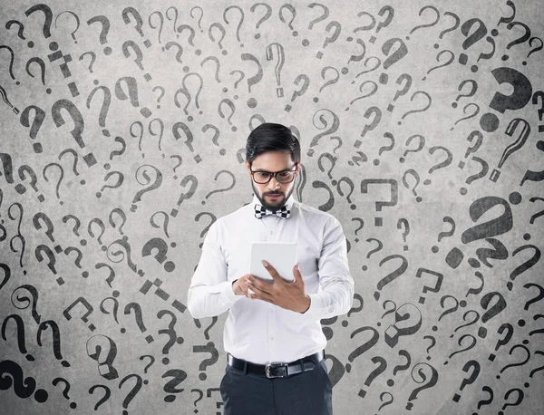 Businessman trying to solve the problems — Stock Photo, Image