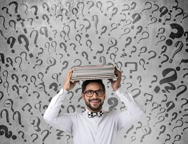 Businessman holding files looking for business solution — Stock Photo, Image