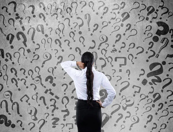Confused businesswoman looking for solution — Stock Photo, Image