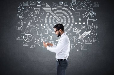 İşadamı simgeler önünde dijital tablet kullanma