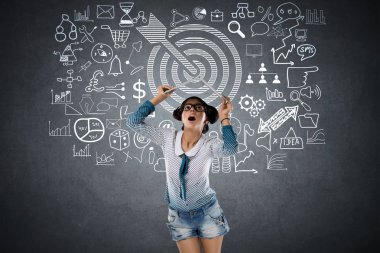 Dart hedef ve iş simgeleri ile şok kadın