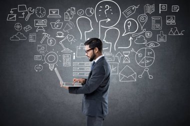 İşadamı laptop simgeleri ile çalışma