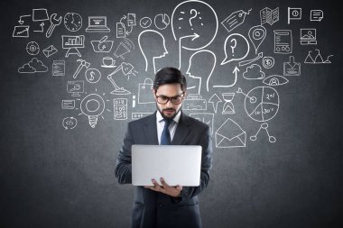 İşadamı laptop simgeleri ile çalışma