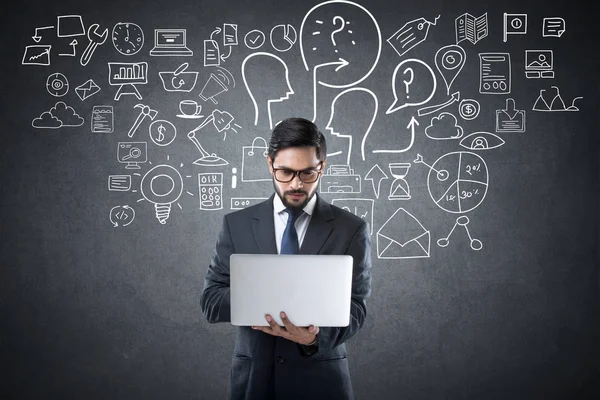 İşadamı laptop simgeleri ile çalışma