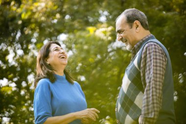 Gülen son sınıf çifti boş zamanlarını değerlendiriyor.