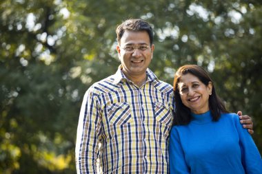 Adam parkta yaşlı ailelerle vakit geçiriyor.