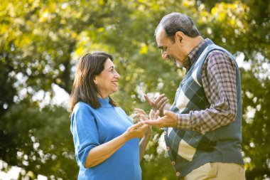 Gülen son sınıf çifti boş zamanlarını değerlendiriyor.