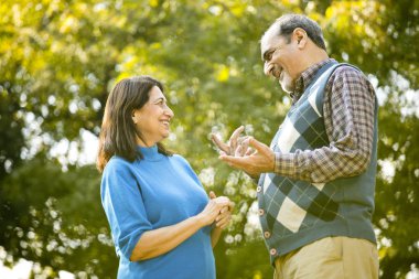 Gülen son sınıf çifti boş zamanlarını değerlendiriyor.