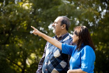 Yaşlı çift parkın diğer ucundaki bir şeye hayran.
