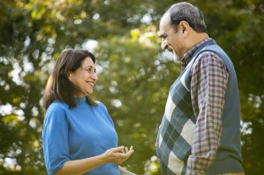 Gülen son sınıf çifti boş zamanlarını değerlendiriyor.