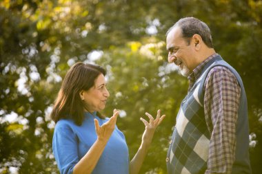 Gülen son sınıf çifti boş zamanlarını değerlendiriyor.