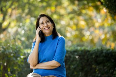 Cep telefonu kullanarak mutlu son sınıf kadın mesajları