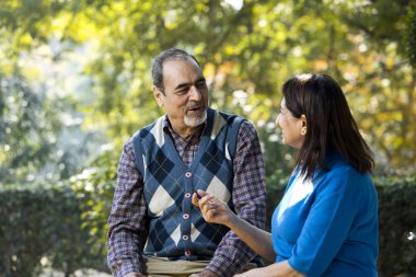 Gülen son sınıf çifti boş zamanlarını değerlendiriyor.