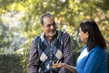 Gülen son sınıf çifti boş zamanlarını değerlendiriyor.