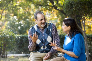 Gülen son sınıf çifti boş zamanlarını değerlendiriyor.
