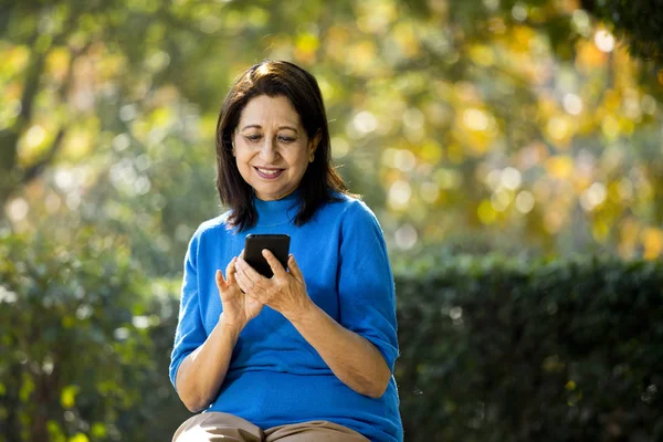 Cep telefonu kullanarak mutlu son sınıf kadın mesajları