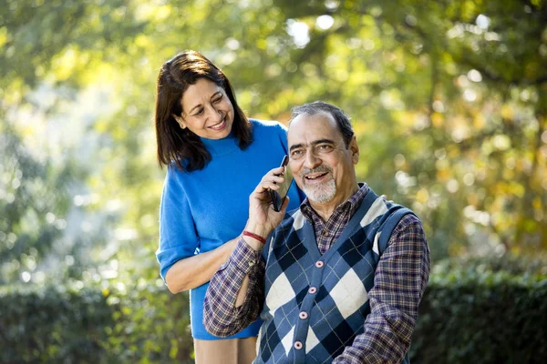 Üst düzey kadın cep telefonu kullanarak kocasıyla medya içeriğini paylaşıyor