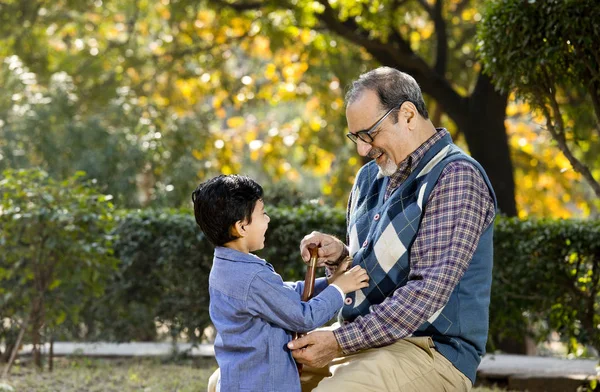 Amoroso avô brincando com seu neto no parque — Fotografia de Stock