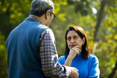 Yaşlı çift parkta tartışıyor.