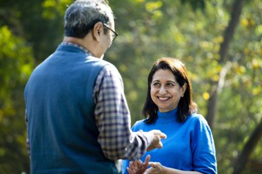 Gülen son sınıf çifti boş zamanlarını değerlendiriyor.