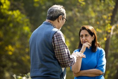 Yaşlı çift parkta tartışıyor.