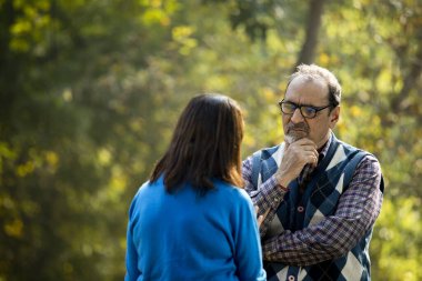 Yaşlı çift parkta tartışıyor.