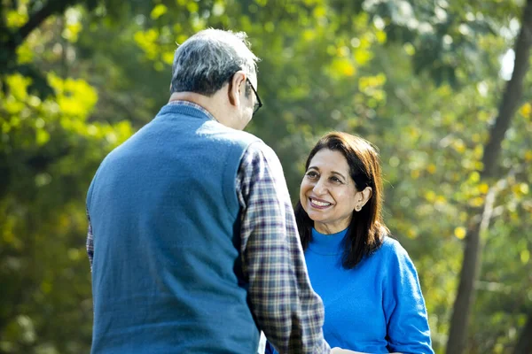 Gülen son sınıf çifti boş zamanlarını değerlendiriyor.