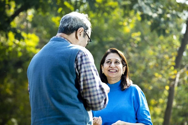 Gülen son sınıf çifti boş zamanlarını değerlendiriyor.