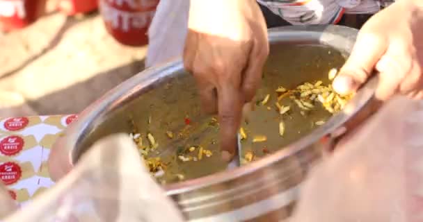 Hand of man making bhel puri a spicy dish — ストック動画