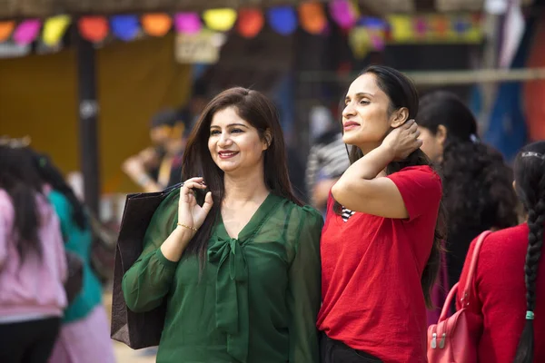 Dos mujeres indias felices comprando en el mercado callejero — Foto de Stock