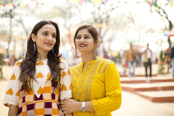 Two happy Indian women at street market — Stockfoto