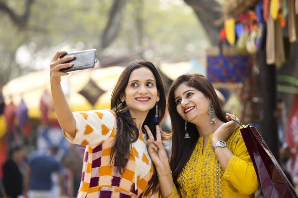 Two women taking selfie at Surajkund Mela — Stockfoto