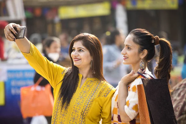 Dos mujeres tomando selfie en Surajkund Mela — Foto de Stock