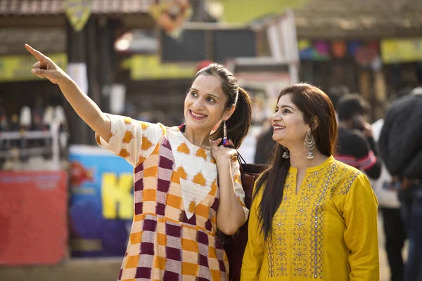 Two happy Indian women shopping at street market — Stockfoto